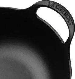 Le Creuset Wokpan / Balti Dish - Mat Zwart - ø 24 Cm / 2.7 Liter - Geëmailleerde Anti-aanbaklaag -Demeyere Winkel 1134x1200 1