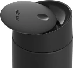 FELLOW - Carter "Move" Mug + Slide-Lock Deksel - Matte Black, 355ml -Demeyere Winkel 1200x1120
