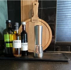 KROMS Peper En Zoutmolen Set - Peper En Zoutmolen Set Elektrisch -2 In 1 - Instelbare Maalgraad - Pepermolen - Zoutmolen - Peper En Zoutmolen Elektrisch 12 KROMS Peper En Zoutmolen Set - Peper En Zoutmolen Set Elektrisch -2 In 1 - Instelbare Maalgraad - Pepermolen - Zoutmolen - Peper En Zoutmolen Elektrisch -Demeyere Winkel 1200x1176