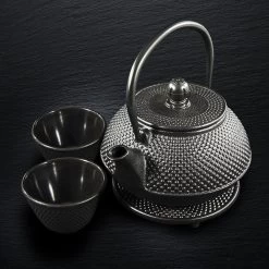 SakuraTea - Theepot Set - 4-delig - Gietijzer - Zwart - 0.8L - 2 Kopjes (100ml) 11 SakuraTea - Theepot Set - 4-delig - Gietijzer - Zwart - 0.8L - 2 Kopjes (100ml) -Demeyere Winkel 1200x1200 102