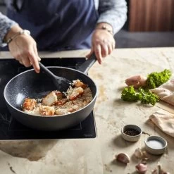 Demeyere Alu Classico 3 Wokpan – Inductie – Ceraforce Keramische Antikleeflaag – 28 Cm – PTFE En PFAS Vrij 10 Demeyere Alu Classico 3 Wokpan – Inductie – Ceraforce Keramische Antikleeflaag – 28 Cm – PTFE En PFAS Vrij -Demeyere Winkel 1200x1200 270