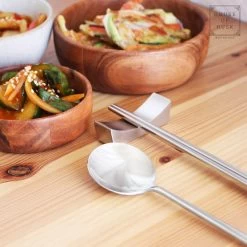 House Of Husk 1 Persoons Chopstick Lepel Set - 1 Paar Metalen Koreaanse Eetstokjes - Inclusief Eetlepel En Houder - RVS - Metaal - Eetstokjes - Koreaans - Vaatwasserbestendig - Sushi Chopsticks - Noodles - Zilver -Demeyere Winkel 1200x1200 546