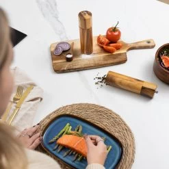 Deleca Luxe Peper En Zoutmolen Set - Zout / Pepermolen - Handmatig - Met Navul Lepel & Geschenkdoos - Acacia Hout - Rond 18 Deleca Luxe Peper En Zoutmolen Set - Zout / Pepermolen - Handmatig - Met Navul Lepel & Geschenkdoos - Acacia Hout - Rond -Demeyere Winkel 1200x1200 742