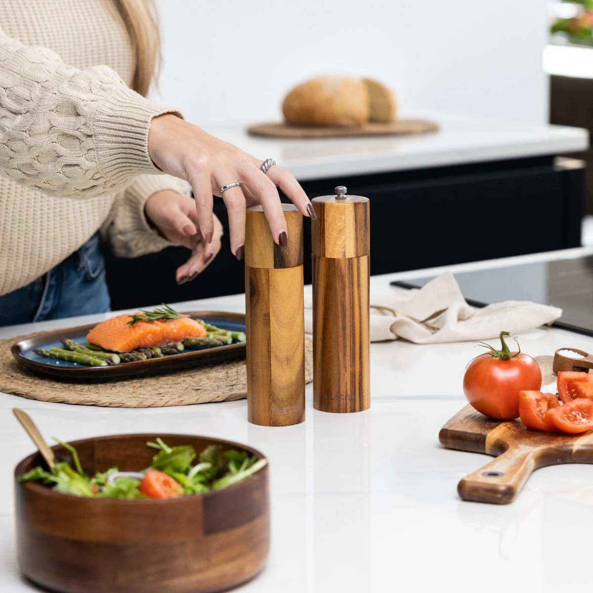 Deleca Luxe Peper En Zoutmolen Set - Zout / Pepermolen - Handmatig - Met Navul Lepel & Geschenkdoos - Acacia Hout - Rond 8 Deleca Luxe Peper En Zoutmolen Set - Zout / Pepermolen - Handmatig - Met Navul Lepel & Geschenkdoos - Acacia Hout - Rond - Afbeelding 8