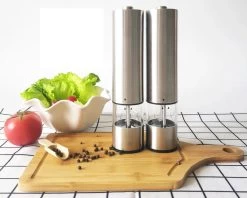 MD-Goods ® Elektrische Peper En Zoutmolen Set - Pepermolen - RVS - Cadeau - Restaurant Kwaliteit 8 MD-Goods ® Elektrische Peper En Zoutmolen Set - Pepermolen - RVS - Cadeau - Restaurant Kwaliteit -Demeyere Winkel 1200x960 2
