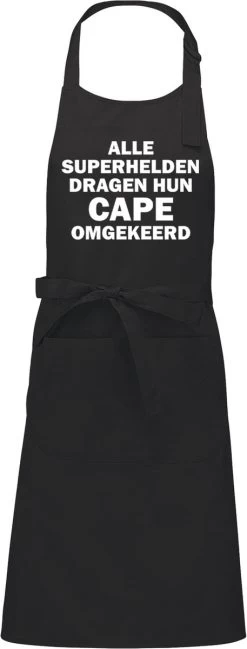 KARIBAN ALLE SUPERHELDEN DRAGEN HUN CAPE OMGEKEERD Herenschort - Zwart Met Witte Tekst - One Size (volwassenen) - Luxe Schort - Keuken | Barbeque | BBQ | Bedienings Schort - Grappige Teksten | Designs - Voor De Stoere Man - Verstelbaar - Cadeau -Demeyere Winkel 457x1200