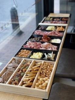 Sjoelbak - Borrelsjoelbak - Hapjesplank - Borrelplank - Mini Sjoelbak 120 Cm Met Zwarte Bakjes - Kleine Sjoelbakken -Demeyere Winkel 899x1200