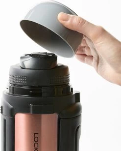 Lock&Lock Thermoskan - Isoleerkan - Thee En Koffie - Lekvrij - 1,5 Liter - RVS - Inklapbaar Handvat - Koper Roze -Demeyere Winkel 967x1200